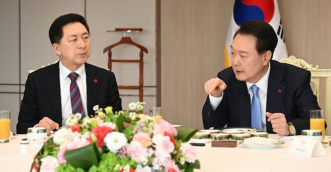 윤석열 대통령과 김기현 국민의힘 대표가 지난 5일 비공개 오찬 회동을 하고 있다. 국민의힘 제공