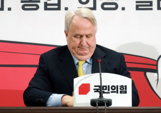 Innovation Commissioner In Yo-han ponders during a meeting of the Innovation Commission at the People\'s Power Party in Yeouido, Seoul, on Sunday. Yonhap