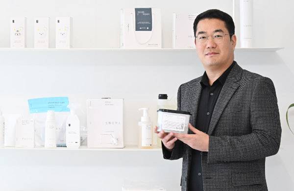 김지선 생활공작소 대표가 서울 영등포구 생활공작소 본사에서 검정색 뚜껑으로 덮인 제습제를 소개하고 있다. 이한형 기자