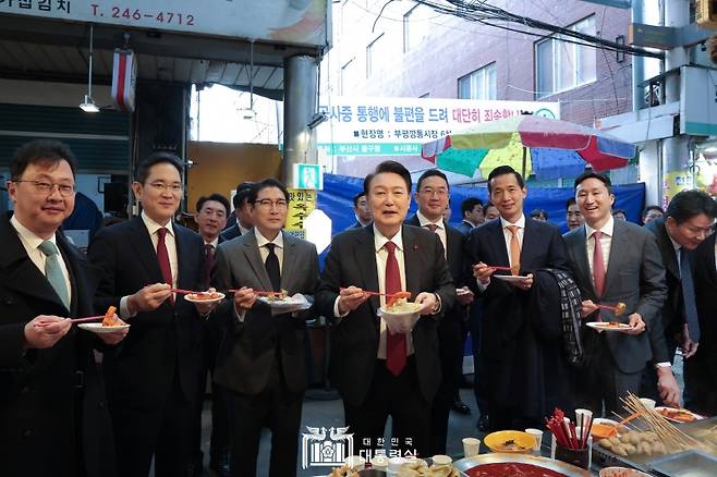 ▲ 지난 6일 부산 전통시장에 방문한 윤석열 대통령. 사진=대통령실