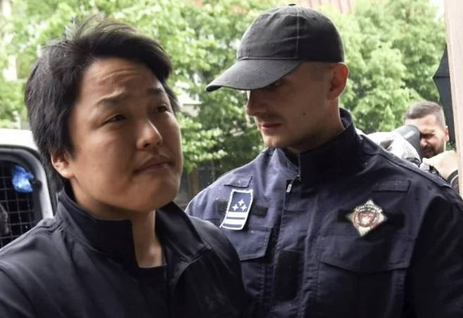 테라·루나‘ 폭락 사태의 핵심 인물 권도형) 테라폼랩스 대표가 11일(현지시간) 몬테네그로 수도 포드고리차 지방법원으로 향하고 있다. [사진 = 연합뉴스]