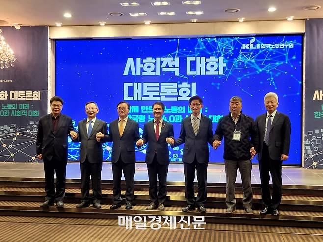 8일 서울 영등포구 여의도 CCMM 빌딩에서 한국노동연구원·노사공포럼·한국고용노사관계학회가 ‘사회적 대화 대토론회’를 개최했다. 사진 왼쪽부터 김현중 한국노총 부위원장, 이원덕 노사공포럼 대표, 이동근 한국경영자총협회 상근부회장, 이정식 고용노동부 장관, 김문수 경사노위 위원장, 김동명 한국노총 위원장, 허재준 한국노동연구원장. [사진=이윤식 기자]