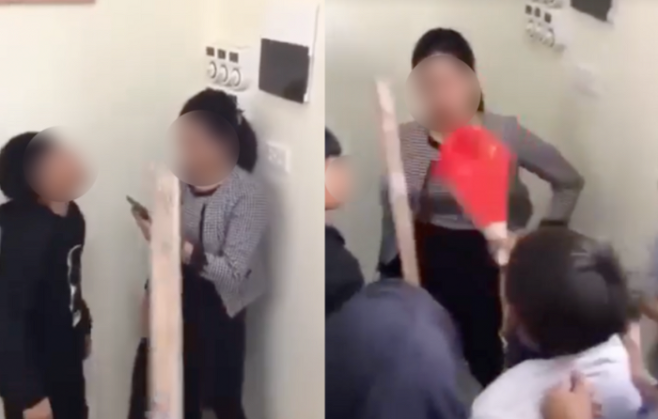 베트남의 한 중학교 1학년 학생들이 여교사를 교실 코너에 몰아 넣은 뒤 막대기를 휘두르고 있다. [사진 출처 = VN익스프레스]