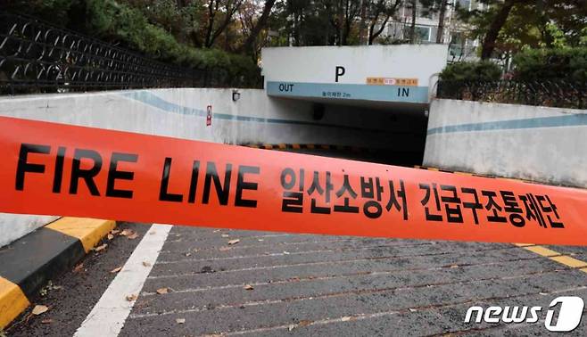 지난달 17일 오전 기둥이 파열되는 사고가 발생한 경기 고양시 일산서구 주엽동의 한 아파트 단지 내 지하주차장이 출입 통제되고 있는 모습. /사진=뉴스1