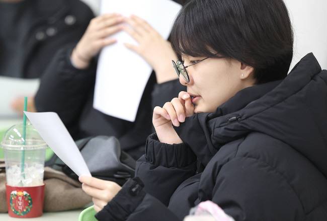 내 점수는? 2024학년도 대학수학능력시험(수능) 성적표 배부일인 8일 오전 대구 경북여고 3학년 교실에서 한 학생이 성적표를 보고 있다.  연합뉴스