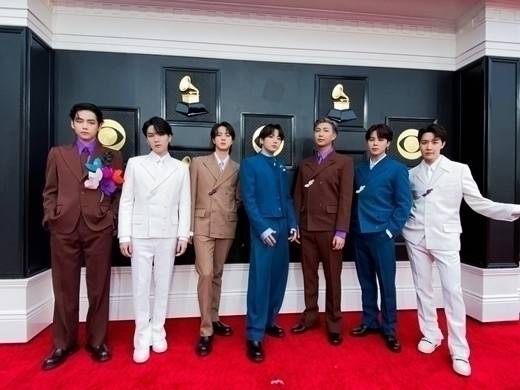 '마의 7년'을 넘고 전원 재계약 소식을 전한 세계적인 아이돌 스타 방탄소년단(BTS) 뷔, 슈가, 진, 정국, RM, 지민, 제이홉/빅히트 뮤직