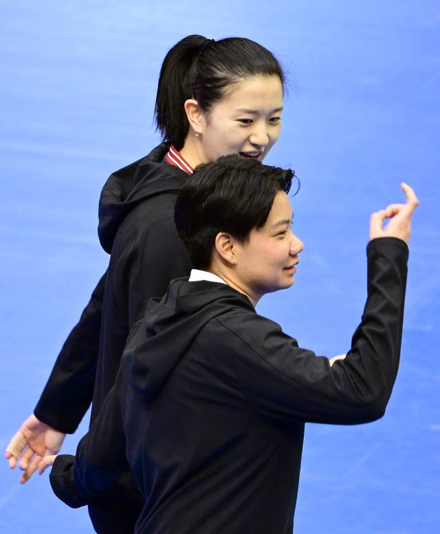 경기 전 이다현이 위파위에게 장난치며 위로하고 있다 / KOVO(한국배구연맹)