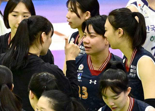 승리 후 동료들이 위파위를 찾아가 위로와 축하를 하고 있다 / KOVO(한국배구연맹)