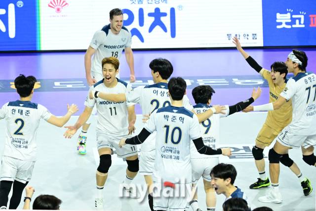 우리카드가 셧아웃 승리를 거둔 뒤 기뻐하고 있다 / 한국배구연맹.