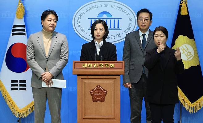 류호정 정의당 의원과 금태섭 ‘새로운선택’ 창당준비위원장, 조성주 ‘세번째권력’ 공동운영위원장이 8일 오전 국회 소통관에서 새로운선택·세번째권력 공동 신당 창당 기자회견을 하고 있다. [연합]