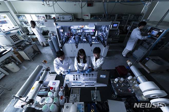[창원=뉴시스]홍정명 기자=8일 한국전기연구원 창원 본원에서 준공식을 가진 'e-나노소재 화학·습식공정 플랫폼' 건물 내부의 전기 신소재·부품 기술 개발을 위한 화학·습식 공정 연구진.(사진=한국전기연구원 제공)2023.12.07.  photo@newsis.com