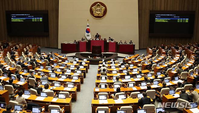 [서울=뉴시스] 추상철 기자 = 8일 오후 서울 여의도 국회에서 열린 제410회국회(정기회) 제14차 본회의에서 '노조법 및 방송3법'에 대한 재의의 건이 부결되고 있다. 2023.12.08. scchoo@newsis.com