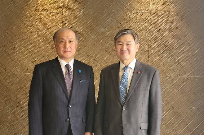 조태용 국가안보실장(오른쪽)이 한미일 안보실장 회의를 위해 방한한 아키바 다케오 일본 국가안전보장국장과 8일 한일 안보실장회의를 개최했다고 대통령실이 밝혔다. 연합뉴스