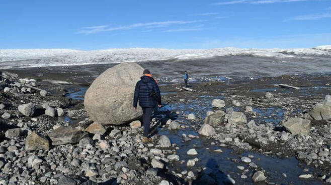 최근 녹아내려 맨땅이 드러난 그린란드 빙상 가장자리