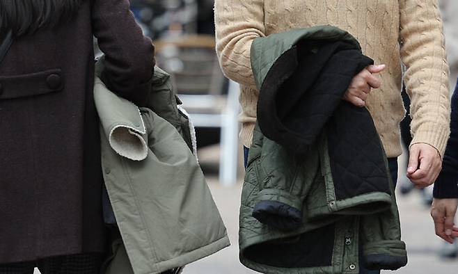 포근한 날씨를 보인 8일 서울 중구 명동거리에서 시민들이 벗은 외투를 팔에 걸친 채 이동하고 있다. 연합뉴스