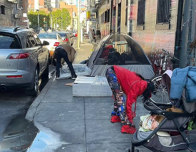 샌프란시스코에서는 마약에 중독된 사람들이 마치 영화 속 ‘좀비’처럼 서 있거나(사진), 길거리에서 아무렇지도 않게 배변하는 모습을 쉽게 볼 수 있는 것으로 전해졌다.