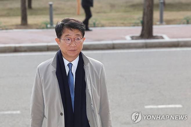 첫 출근하는 박상우 국토부 장관 후보자 (과천=연합뉴스) 임화영 기자 = 박상우 국토교통부 장관 후보자가 5일 정부과천청사에 마련된 인사청문회 준비 사무실로 첫 출근을 하고 있다. 2023.12.5 hwayoung7@yna.co.kr