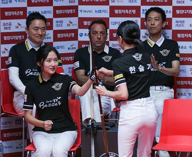 복식전에 나선 에스와이 한지은(좌)-한슬기, PBA