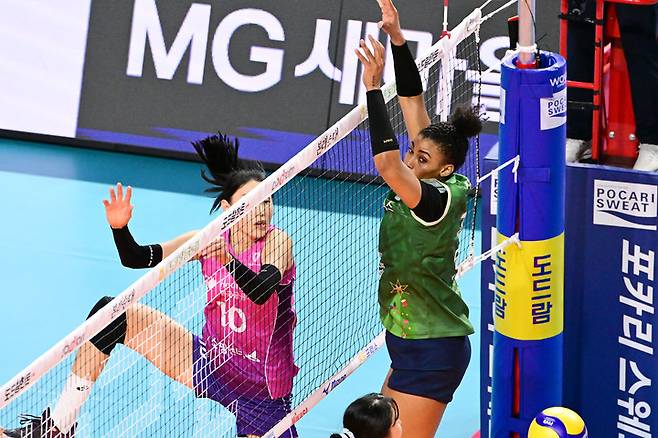 GS칼텍스 실바가 흥국생명 김연경의 공격을 블로킹한다, KOVO
