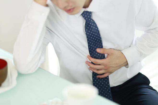 역류성 식도염은 식사습관이나 생활습관에서 그 원인을 찾을 수 있다. [사진=클립아트코리아]