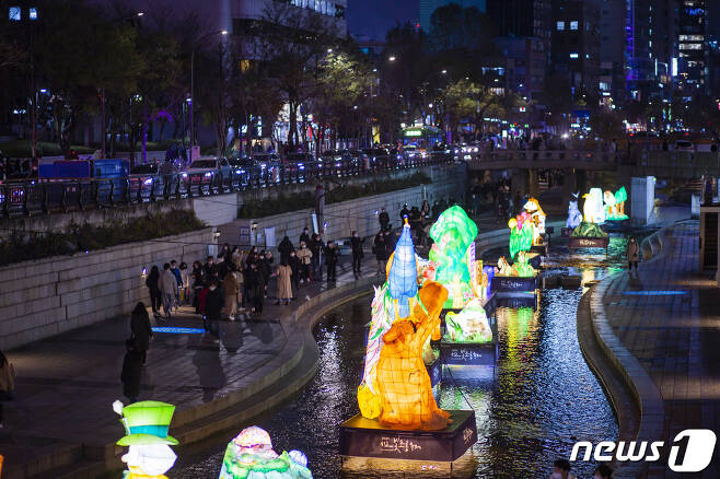 2021년 청계천에서 진행된 서울빛초롱축제의 모습(서울관광재단 제공)