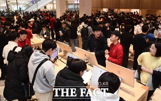 국내 6번째 애플스토어인 '애플 하남' 오픈일인 9일 오전 경기 하남시 스타필드 하남 내 매장이 방문객들로 붐비고 있다. /하남=이새롬 기자