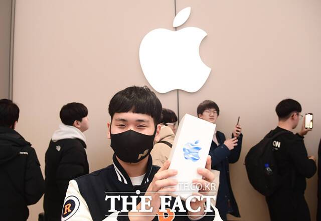 '애플 하남' 1호 방문자인 선경민 군이 경기 하남시 스타필드 하남 내 매장 앞에서 텀블러를 들어보이고 있다.