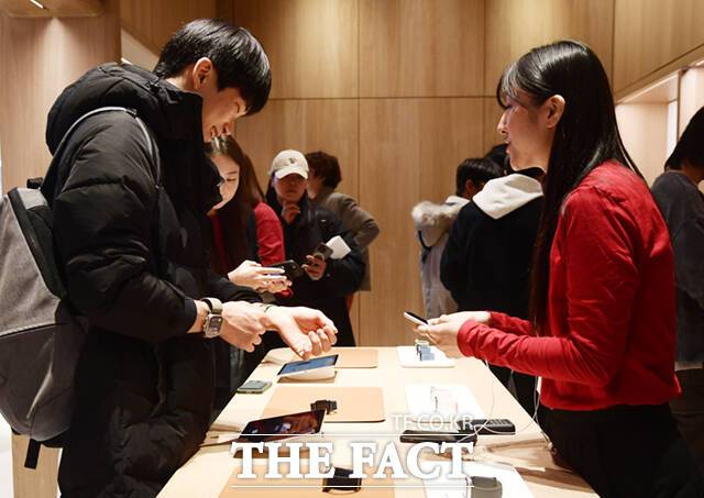 한 방문객이 '워치 스튜디오' 공간을 체험하고 있다.