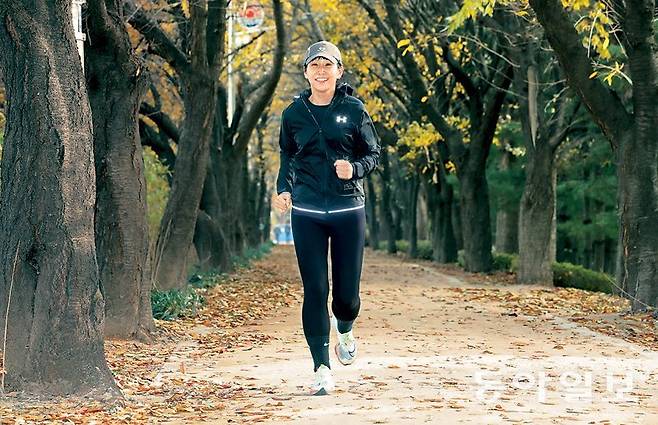 김향경 이대목동병원 혈관이식외과 교수는 매일 새벽에 출근한 뒤 1시간∼1시간 반 동안 병원 앞 안양천 산책길을 달린다. 김 교수에게 새벽 달리기는 하루의 시작을 알리는 ‘상징’과도 같다. 김 교수가 안양천 산책길을 달리고 있다. 김동주 기자 zoo@donga.com