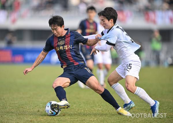 윤빛가람(왼쪽, 수원FC), 강상윤(오른쪽, 부산 아이파크). 서형권 기자
