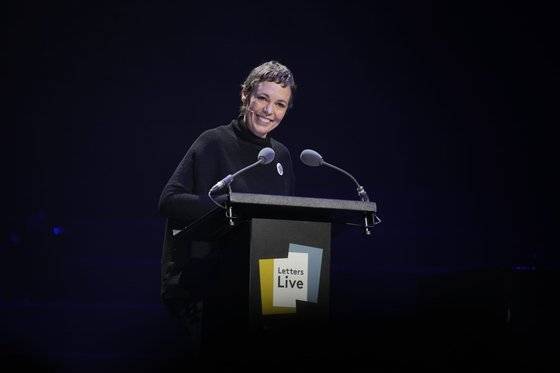 레터스 라이브 2023의 무대에 올라 편지를 낭독하고 있는 배우 올리비아 콜먼. 사진 몽블랑