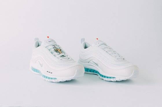 나이키 운동화에 요르단강 성수를 넣어 만든 '성수 운동화'. 사진 대림미술관