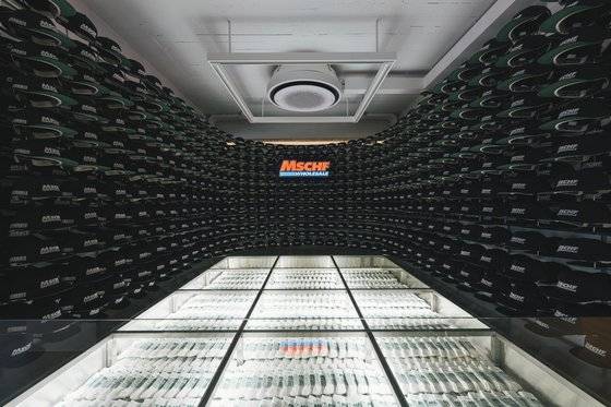 미스치프는 모자 천 개를 한꺼번에 사야 하는 프로젝트를 진행해 '독점 문화'를 비판했다. 사진 대림미술관