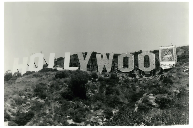 할리우드 사인에 ‘사인을 구하라’라는 구호가 적힌 천이 걸려있다.