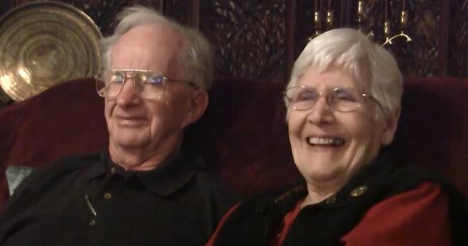 2017년 4월 오레곤주 존엄사법에 따라 운명을 함께한 찰리 에머릭(왼쪽)과 프렌시 에머릭 부부. 자녀들은 부부가 임종하는 준비하는 모습을 모아 다큐멘터리 '삶과 죽음: 러브스토리'를 공개했다. 영상은 유튜브 채널 ShareWisdomNetwork에서 시정할 수 있다./ 사진=유튜브캡처(ShareWisdomNetwork)