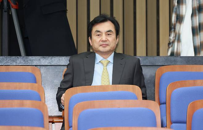 안규백 더불어민주당 의원이 8일 오후 국회에서 열린 민주당 의원총회에 참석하고 있다. 더불어민주당은 이날 전략공천관리위원장에 안 의원을 임명했다. [연합]