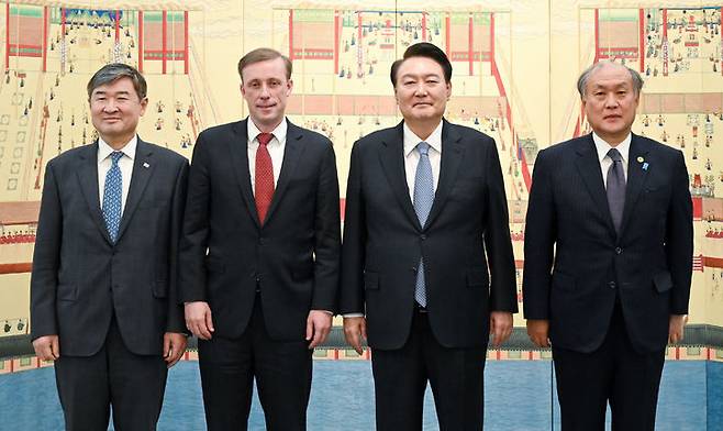 [서울=뉴시스] 윤석열 대통령이 8일 한미일 3국 안보실장과 만찬에 앞서 기념촬영하고 있다. 왼쪽부터 조태용 국가안보실장, 제이크 설리번 미국 국가안보보좌관, 윤 대통령, 아키바 다케오 일본 국가안전보장국장. (사진=대통령실 제공) 2023.12.08. photo@newsis.com *재판매 및 DB 금지