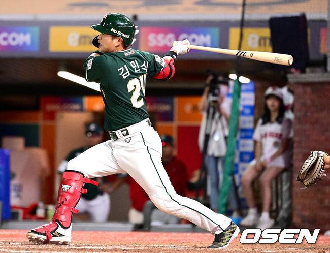 [OSEN=인천, 최규한 기자] 16일 오후 인천 SSG랜더스필드에서 ‘2023 신한은행 SOL KBO리그’ SSG 랜더스와 롯데 자이언츠의 경기가 열렸다.6회말 무사 선두타자로 나선 SSG 김민식이 안타를 날리고 있다. 2023.06.16 / dreamer@osen.co.kr