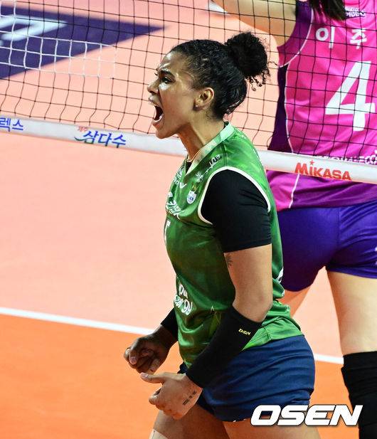 [OSEN=지형준 기자] 9일 오후 인천삼산월드체육관에서 도드람 2023-2024 V리그 여자부 흥국생명과 GS칼텍스의 경기가 열렸다.&nbsp;1세트 GS칼텍스 실바가 득점에 기뻐하고 있다. 2023.12.09 / jpnews.osen.co.kr