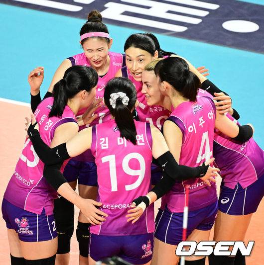 [OSEN=지형준 기자] 9일 오후 인천삼산월드체육관에서 도드람 2023-2024 V리그 여자부 흥국생명과 GS칼텍스의 경기가 열렸다.&nbsp;3세트 흥국생명 김수지가 서브 득점에 동료선수들과 기뻐하고 있다. 2023.12.09 / jpnews.osen.co.kr