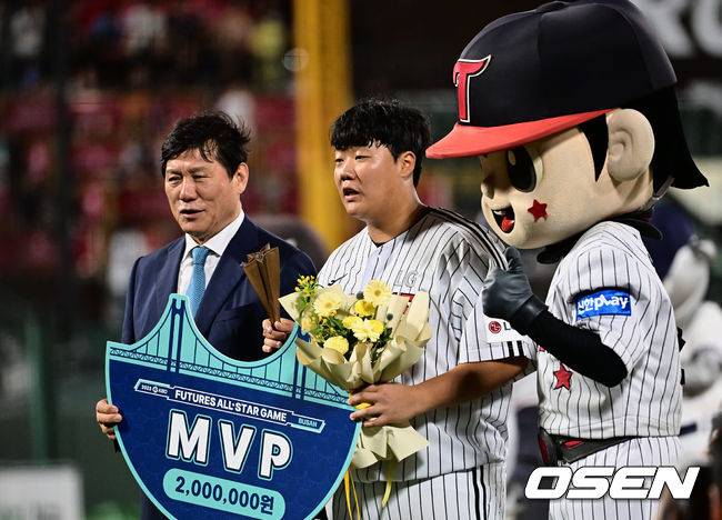 [OSEN=부산, 이석우 기자]북부리그 올스타 김범석이 MVP를 수상하고 기념촬영을 하고 있다. 2023.07.14 / foto0307@osen.co.kr