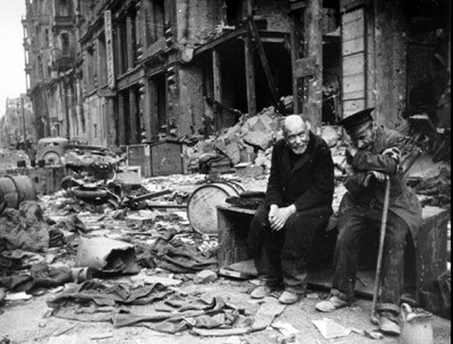 ▲ 드레스덴 공습에서 살아남은 두 노인. 이들의 죄라면 나치정권을 지지한 죄겠지만, 도시 주거지역을 무차별 폭격하는 공습테러는 전쟁범죄라는 비판을 받는다. ⓒ위키미디어