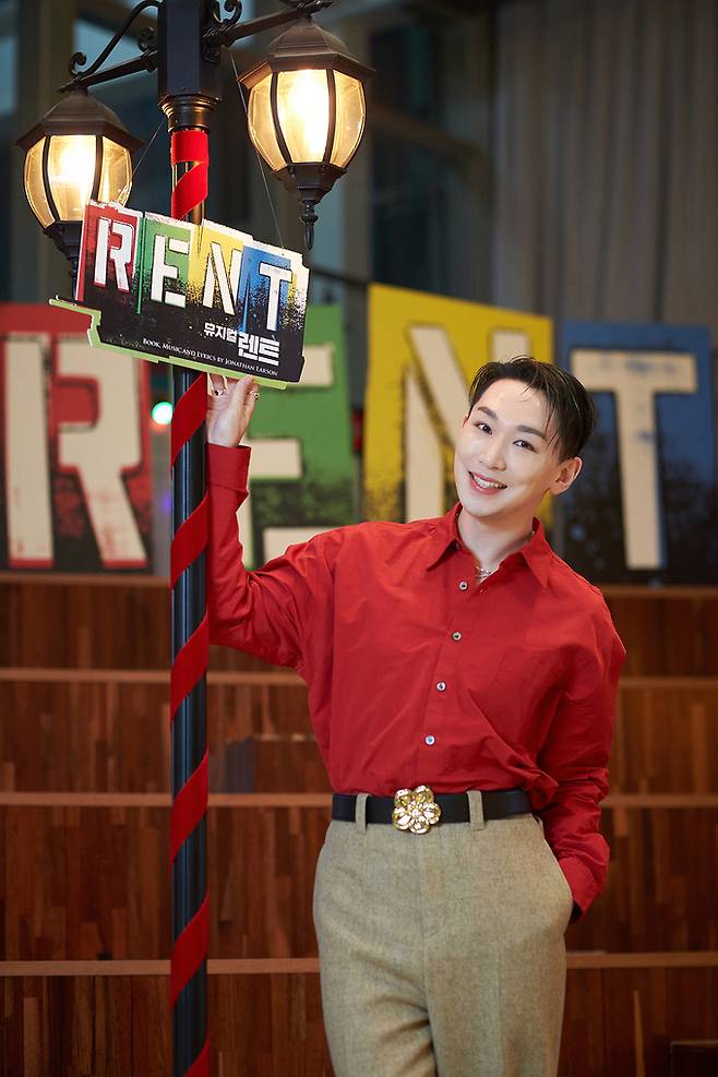 김호영이&nbsp;‘렌트’ 공연 중인 서울 삼성동 코엑스 아티움에서 포즈를 취하고 있다. 신시컴퍼니 제공