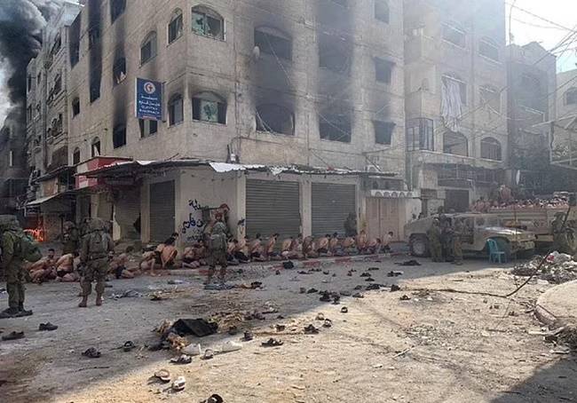 반나체의 팔레스타인 남성들이 거리에서 이스라엘군에 붙잡혀 있는 모습