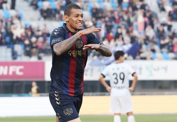 잔류 쐐기포를 터뜨린 수원FC의 로페즈. 연합뉴스