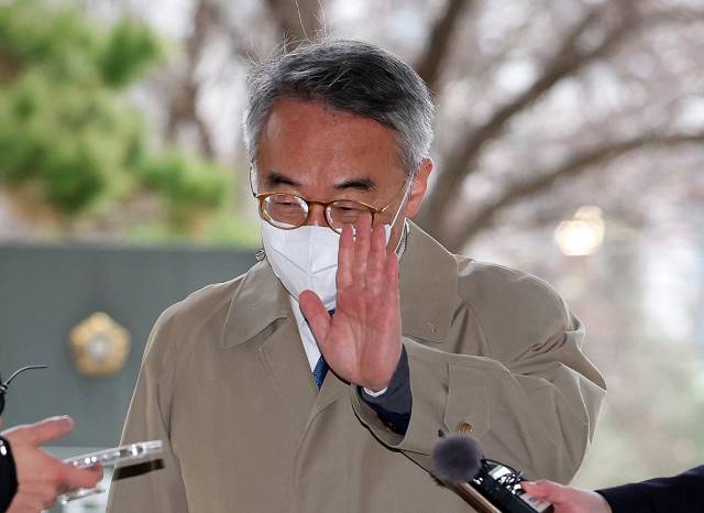 '사법 농단' 사태로 재판에 넘겨진 임종헌 전 법원행정처 차장이 지난 11월 27일 오전 서초구 서울중앙지방법원에서 열린 1심 결심 공판에 출석하며 취재진의 질문에 손을 들어 올리고 있다. 연합뉴스