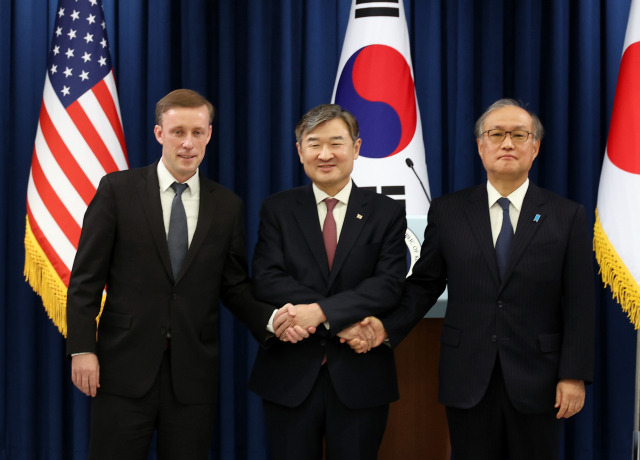 조태용 국가안보실장과 제이크 설리번 미국 백악관 국가안보보좌관, 아키바 다케오 일본 국가안전보장국장이 9일 오전 서울 용산 대통령실 청사에서 한미일 안보실장회의 공동 브리핑을 마친 뒤 기념촬영을 하며 손을 맞잡고 있다. 연합뉴스