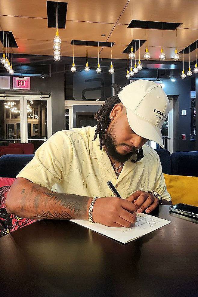 ▲ 계약서에 사인하는 펠릭스 페냐 ⓒ 한화 이글스