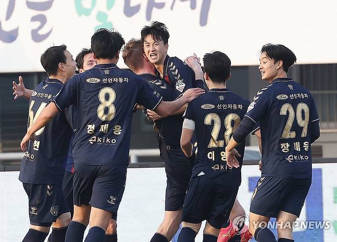 이광혁 '강등은 없다' (수원=연합뉴스) 홍기원 기자 = 9일 경기도 수원종합운동장에서 열린 프로축구 승강 플레이오프 2차전 수원FC와 부산 아이파크의 경기. 골을 넣은 수원FC 이광혁이 동료들과 기뻐하고 있다. 2023.12.9 xanadu@yna.co.kr