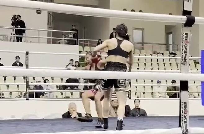 9일 경기에서 서려경 교수(앞)가 상대 선수를 다운시키는 모습. [사진=유튜브/천안BEAT 손정오복싱클럽]